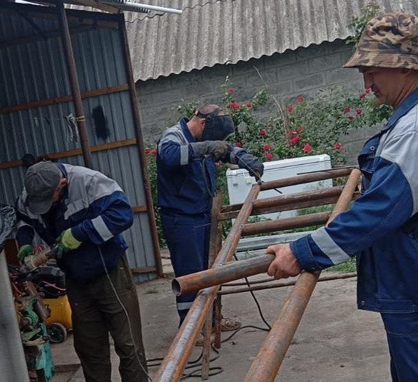 Бригада из Ингушетии построила безопасную беседку для детского сада «Ромашка» в Молочанске