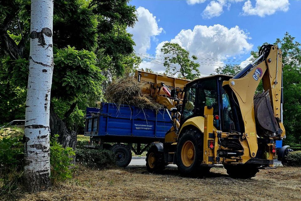 Озеленители Центра городского хозяйства города Днепрорудное продолжают работы по борьбе с сорной растительностью