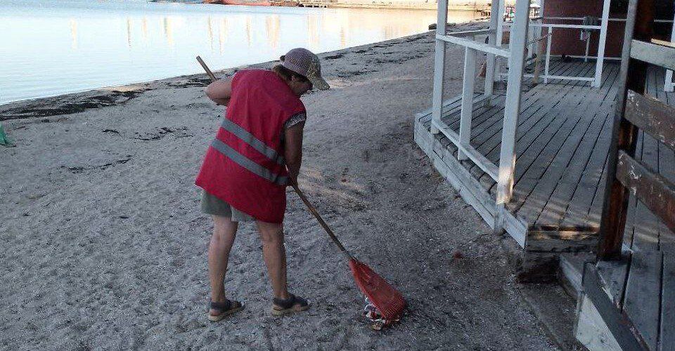 Центральный пляж Бердянска очистили после непогоды