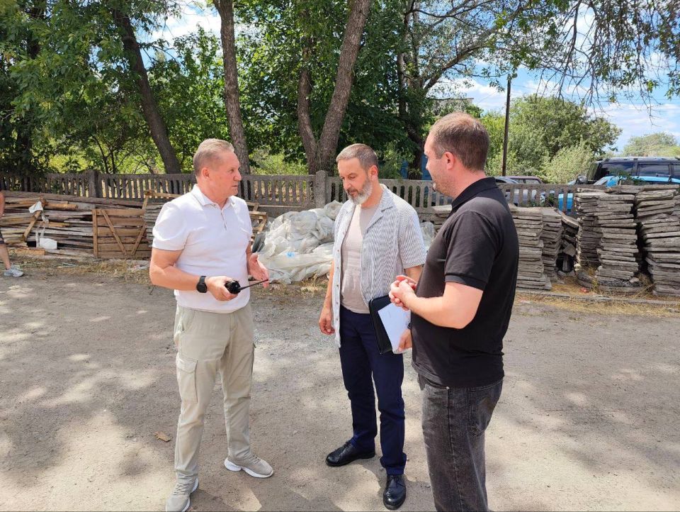 В Токмаке вместе с Министром образования и науки Запорожской области Александром Калягиным и главой муниципального округа Александром Калмыковым посетили строительную площадку школы № 12