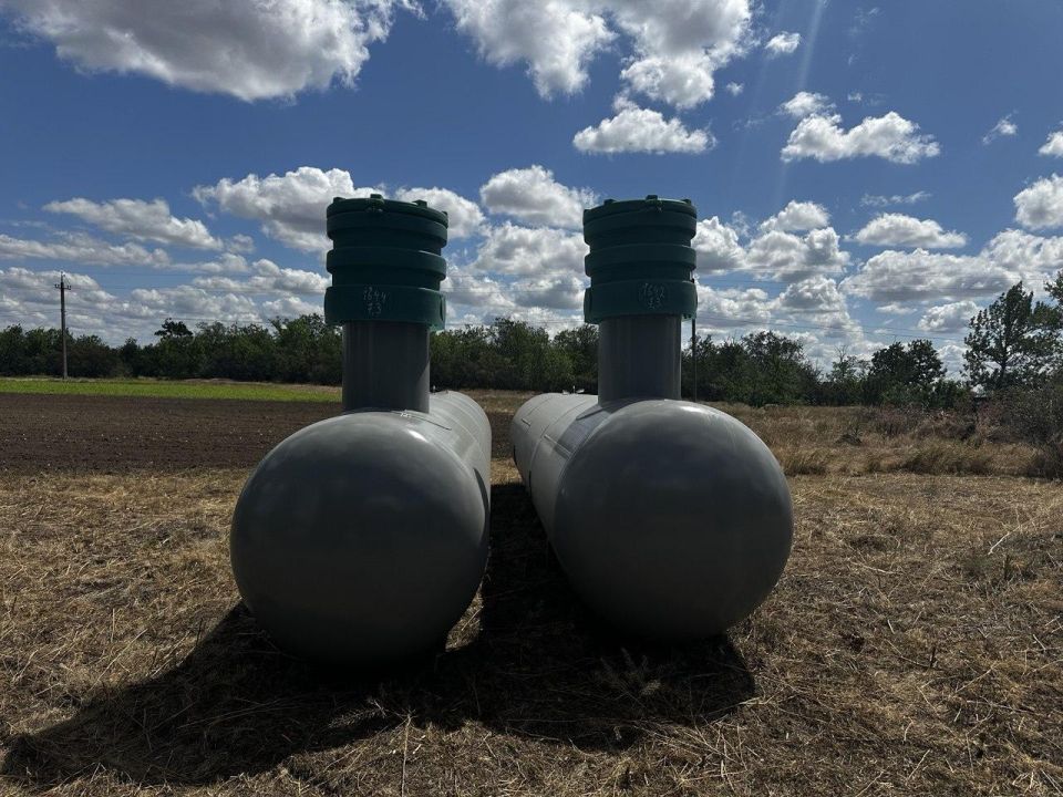 Шефы из Севастополя доставили газгольдеры для модульной котельной в Астраханку