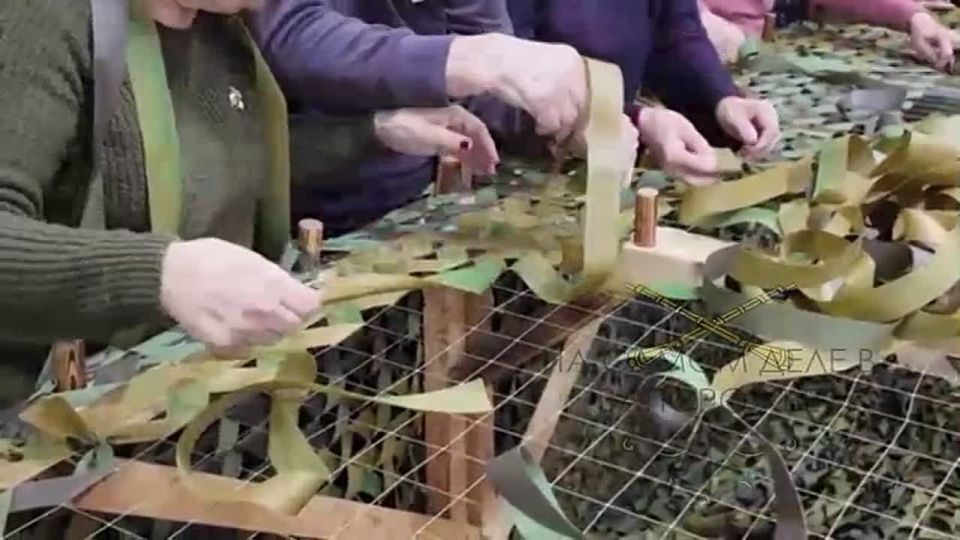 Кто, если не мы?. Нам в бот прислали милейшее видео о работе крымских волонтерок, которые плетут сети нашим бойцам на Херсонское и Запорожское направление