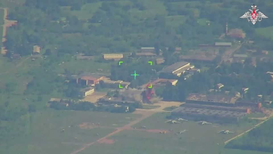 Под прицелом «Гераней». Расчеты беспилотных летательных аппаратов «Герань-2» уничтожили пункт временной дислокации иностранных наёмников в районе базы отдыха «Меридиан» в Запорожской области, а также цеха по производству...