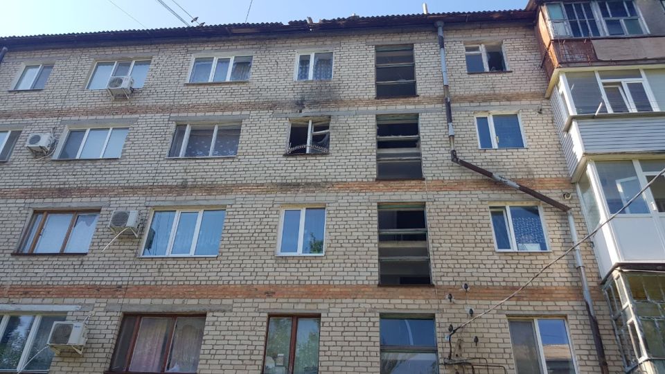 Сегодня, 6 июля около 00:20 со стороны ВСУ осуществлена атака БПЛА по многоквартирному дому по улице Шевченко, 47 в г.Токмак