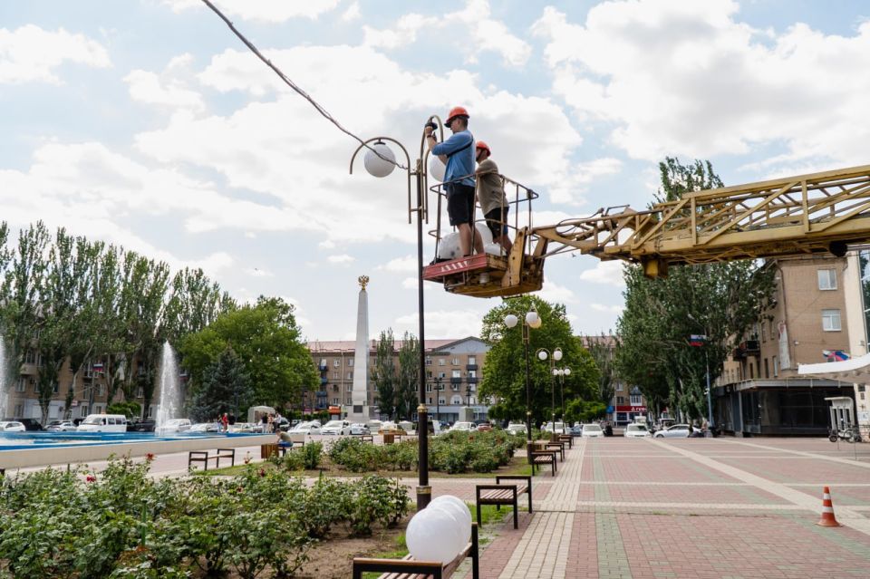 В Мелитополе на площади Победы обновляют фонари