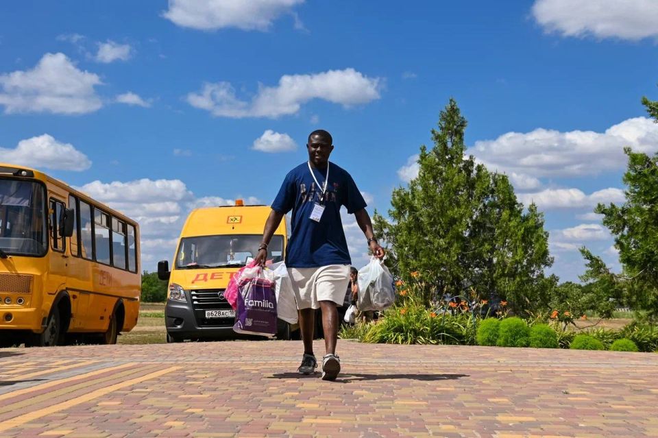 Африканские волонтеры передали гуманитарную помощь школьникам в Мелитополе