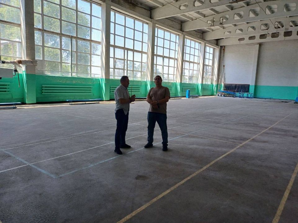 Последовательно восстанавливаем спортивные объекты в подшефных округах