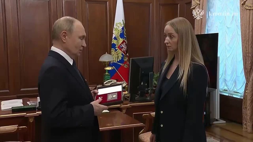 Президент России Владимир Путин передал Жанне Гудковой – вдове Героя России генерал-майора Михаила Гудкова – медаль «Золотая Звезда»