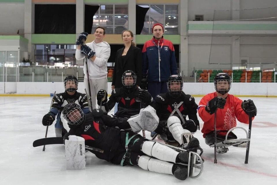 "Снял протезы и погнал": в Крыму появилась хоккейная команда для спортсменов с ампутацией