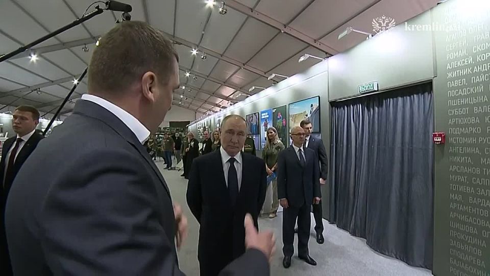 Президент России Владимир Путин приехал на выставку Народного фронта «Все для Победы!»