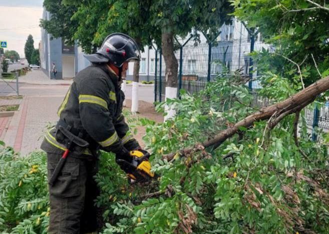Спасатели и военные ликвидировали последствия шторма в Мелитополе