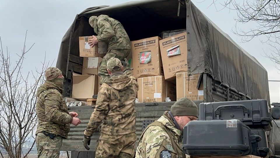 Дети с освобожденных территорий Запорожской области пишут российским бойцам письма и передают игрушки