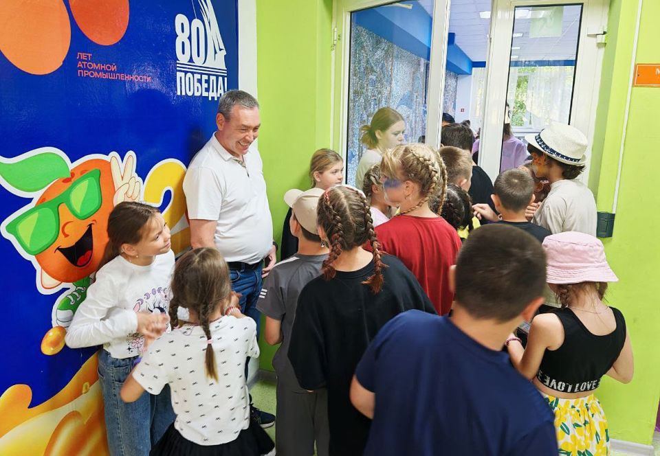 Глава города Энергодар Максим Пухов вместе с депутатом городского Совета от ВПП "ЕДИНАЯ РОССИЯ" Павлом Мишиным побывали в детских лагерях «Мандарин» и «Ай-кэмп», где отдыхают энергодарские ребята