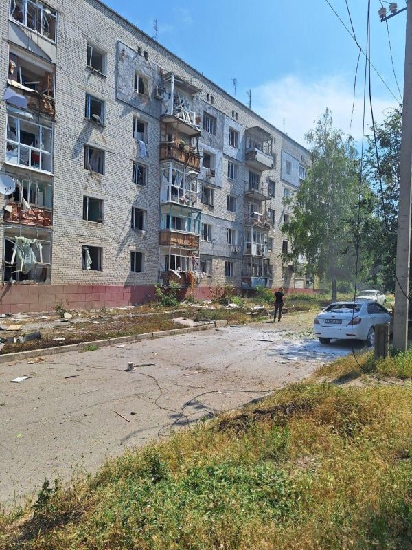 Один погибший и шестеро пострадавших после террористической атаки Украины по жилому кварталу города Васильевки