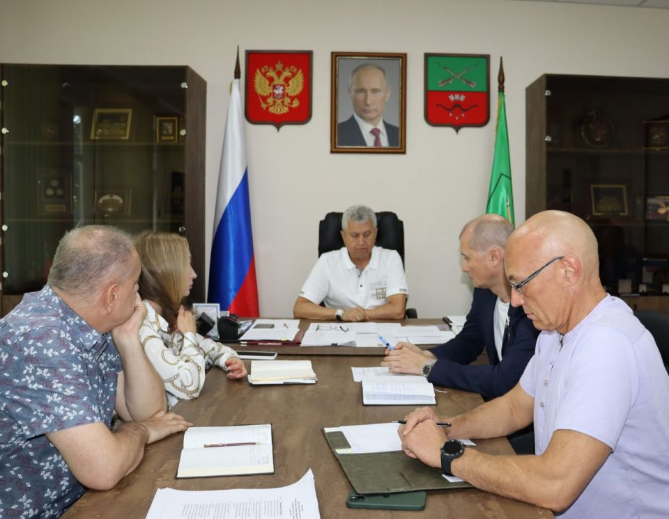 Председатель Законодательного Собрания Запорожской области Виктор Емельяненко провел рабочее совещание с депутатами, работающими на профессиональной постоянной основе и представителями Аппарата регионального парламента