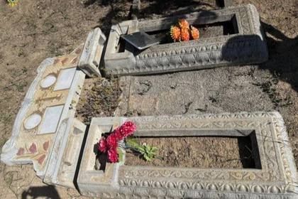 В запорожском поселке Акимовка подростки опрокинули 24 надгробия на кладбище
