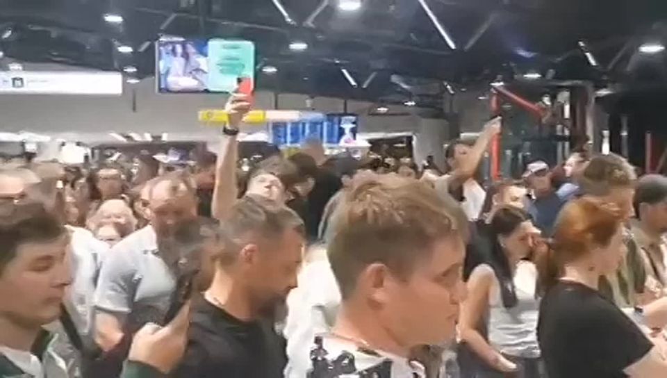 Владимир Рогов: В ночном Шереметьево вопреки многочисленным задержкам и переносам рейсов сейчас вот такая душевная атмосфера