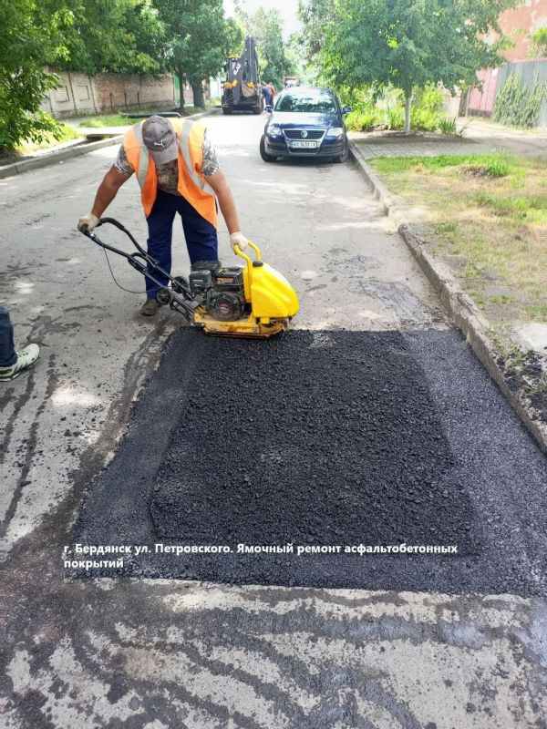 Ямочный ремонт выполнен на трассе Энергодар-Васильевка, в пгт Веселое и с. Новоконстантиновка