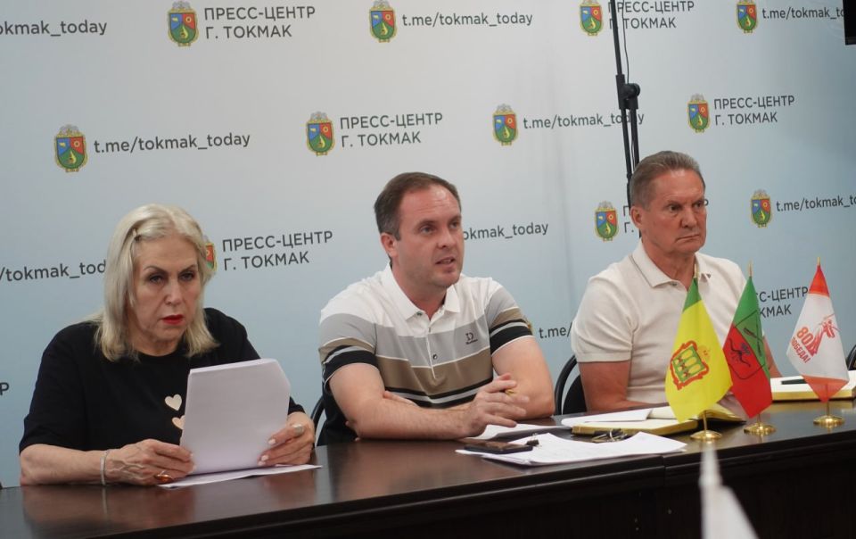 Важные вопросы обеспечения жизнедеятельности муниципального округа были рассмотрены на рабочем совещании, которое провел Глава Токмакского муниципального округа Александр Калмыков