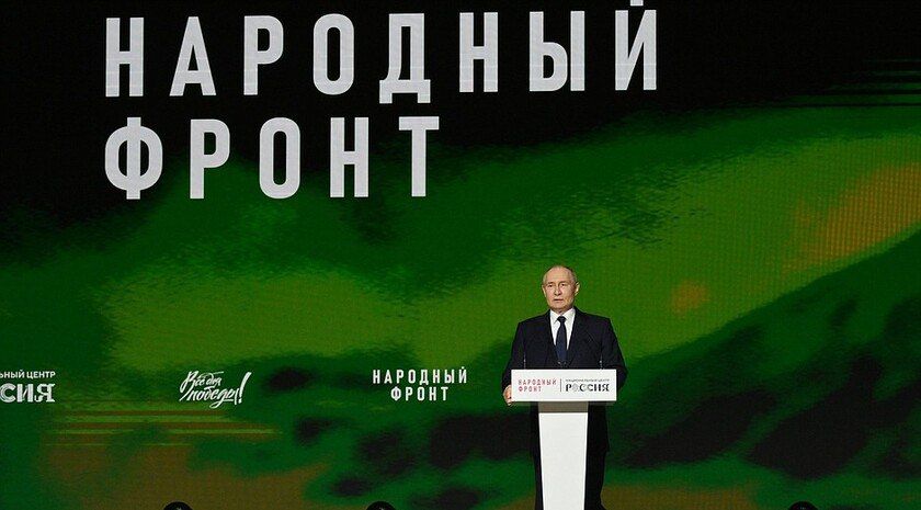 Путин подписал гитару директору школы, который служит на запорожском направлении