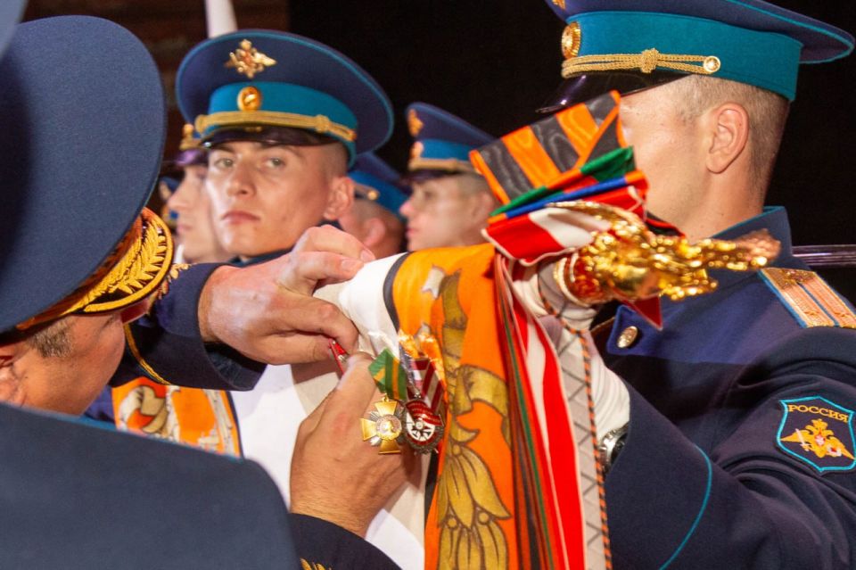 Минобороны России: Новороссийскому гвардейскому горному соединению ВДВ вручили орден Александра Невского