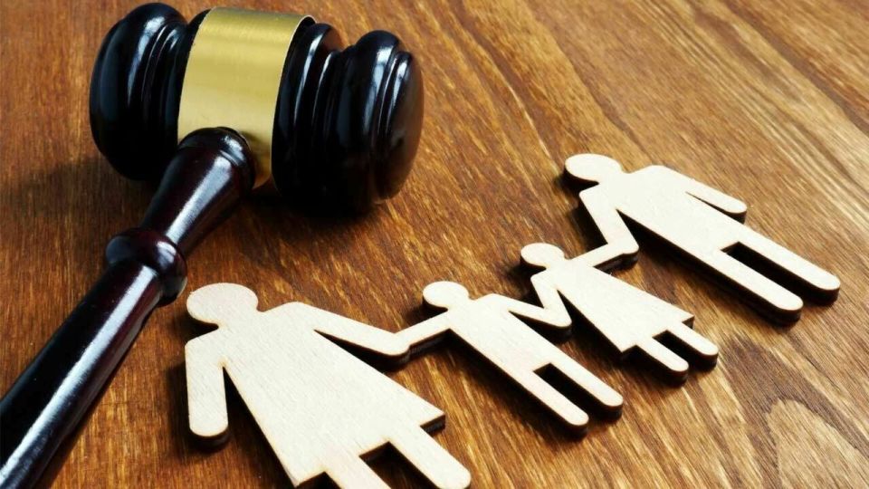 Жительницу Бердянска ограничили в родительских правах и взыскали с нее алименты на содержание двоих несовершеннолетних детей