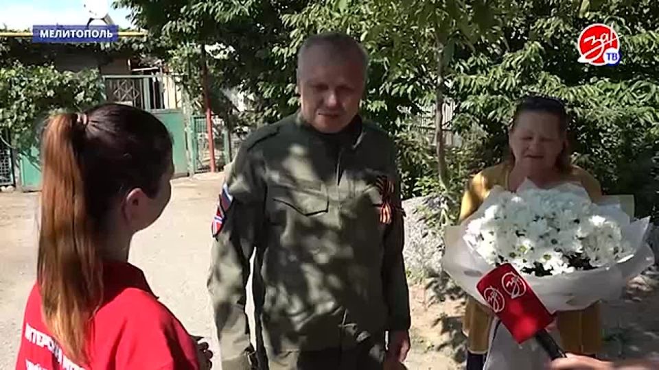 Активисты «Волонтёрской роты» и движения «Волонтёры-медики» в преддверии Дня семьи, любви и верности поздравили семьи ветеранов спецоперации