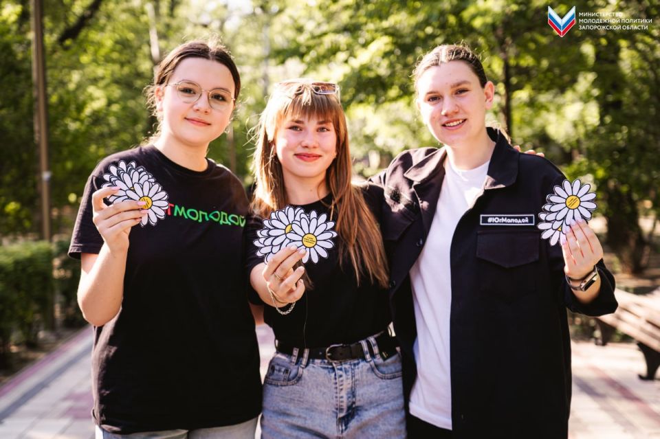 В Мелитополе раздали открытки в виде ромашки