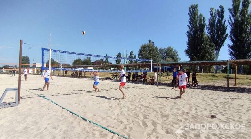 В Розовке открыли площадку для пляжного волейбола