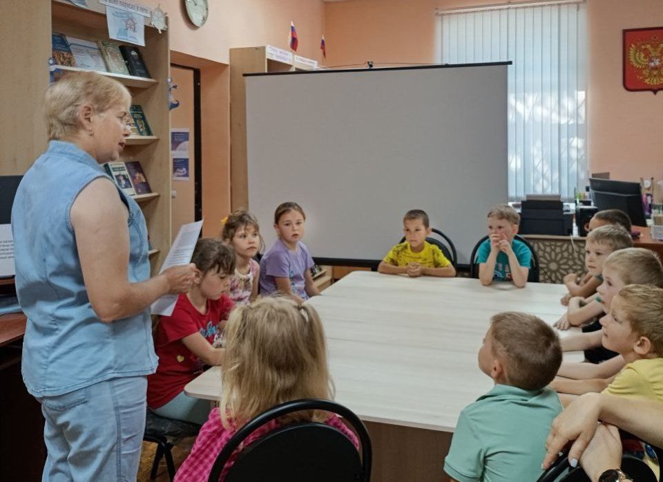 В Молочанской городской библиотеке-филиале для воспитанников старшей и подготовительной групп детского сада «Ромашка» проведен занимательный час «В гости к Светофору Светофорычу»