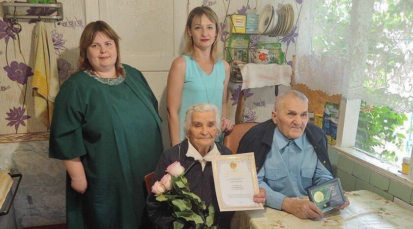 В Черниговском районе две семьи поздравили с многолетним браком