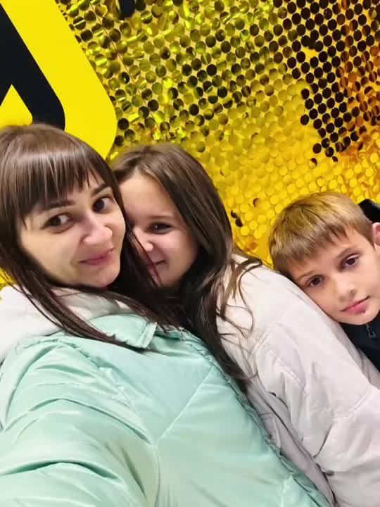 Клуб в селе Тракторное представил тематическую фотовыставку ко Дню семьи