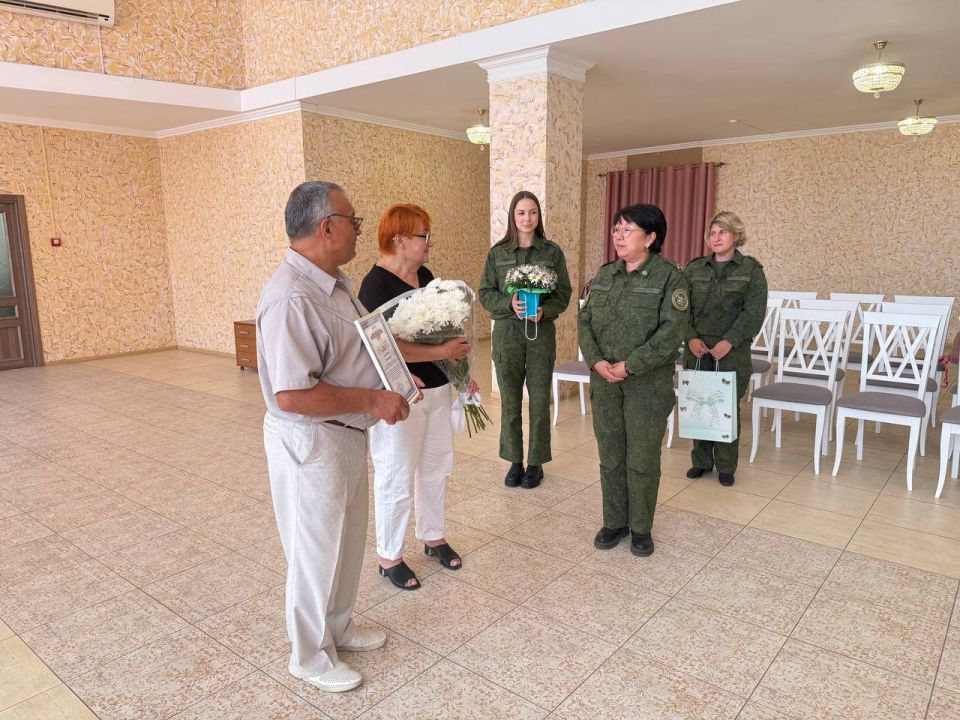 Сотрудники Следственного комитета России по Запорожской области поздравили супружескую пару с юбилеем семейной жизни