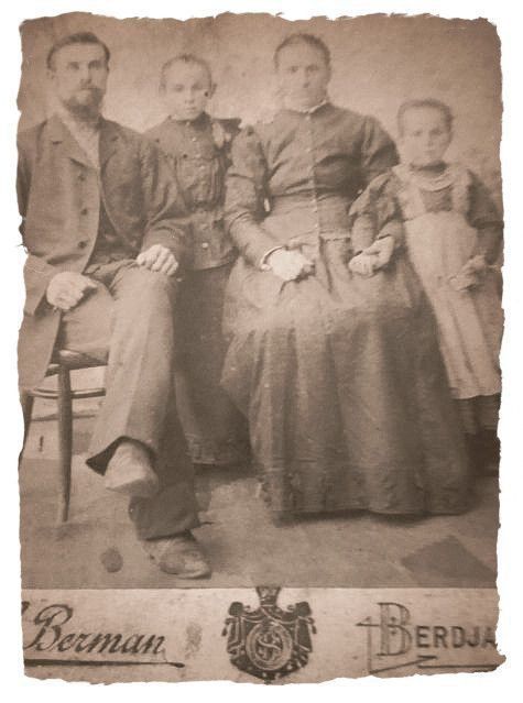 В Осипенковском музее открылась выставка «Семья – всему начало»