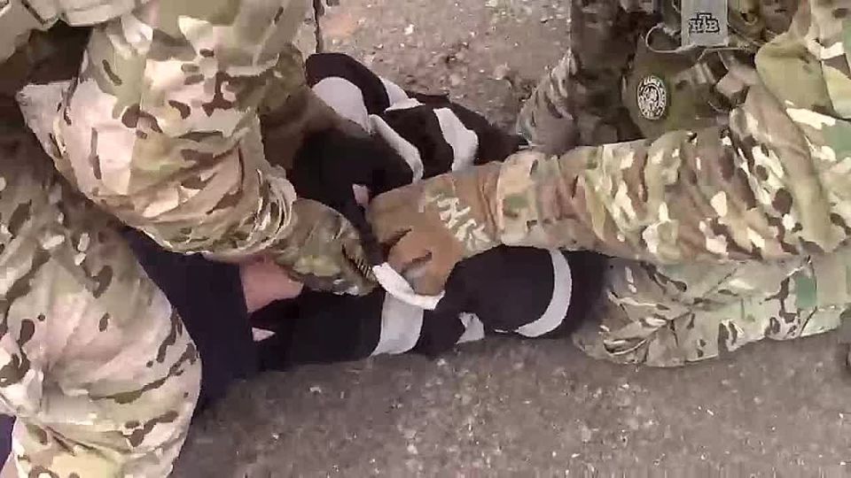 В Мелитополе ФСБ задержала двоих россиян, которые передавали ВСУ данные о позициях наших войск