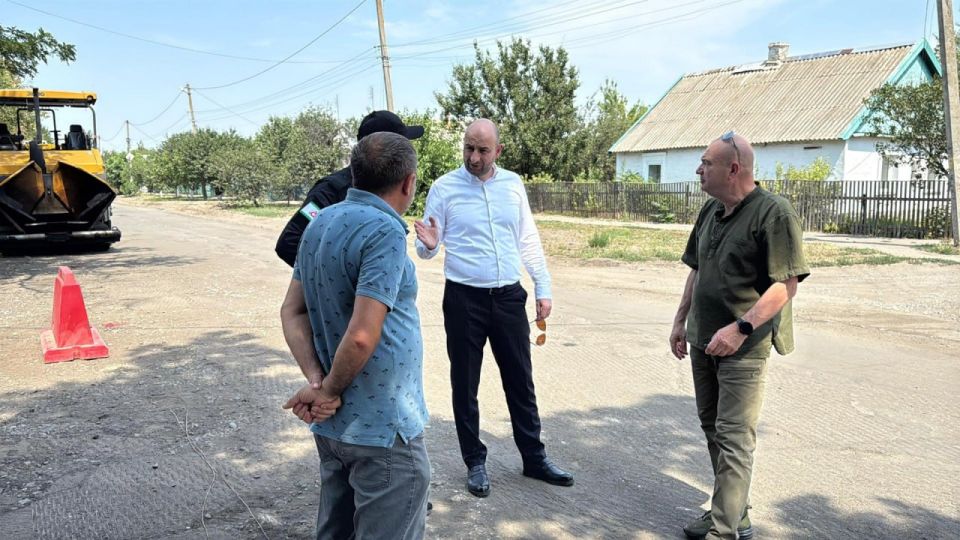 Министр строительства Ингушетии Муса Илиев посетил в Молочанске улицу Вокзальную, на которой идет ремонт дорожного покрытия