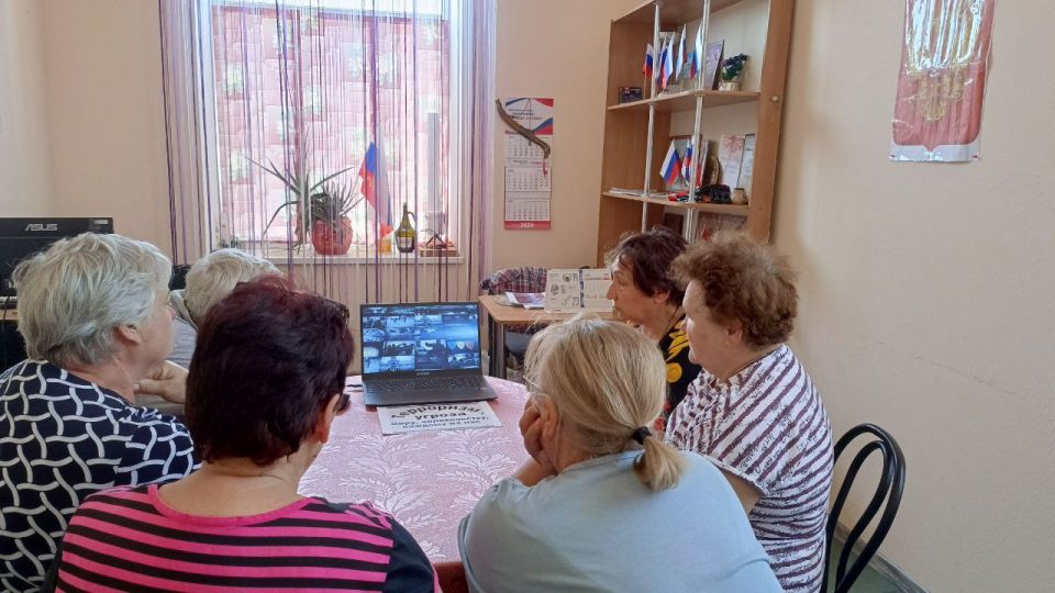 На этой неделе сотрудники Райновского сельского клуба совместно с библиотекарем провели профилактическую познавательную беседу со взрослым населением "Чтобы не было беды"