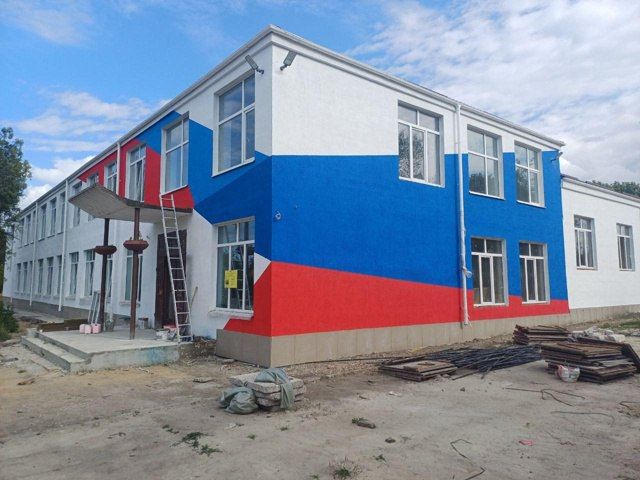 В токмакской школе №12 завершают ремонт фасада здания