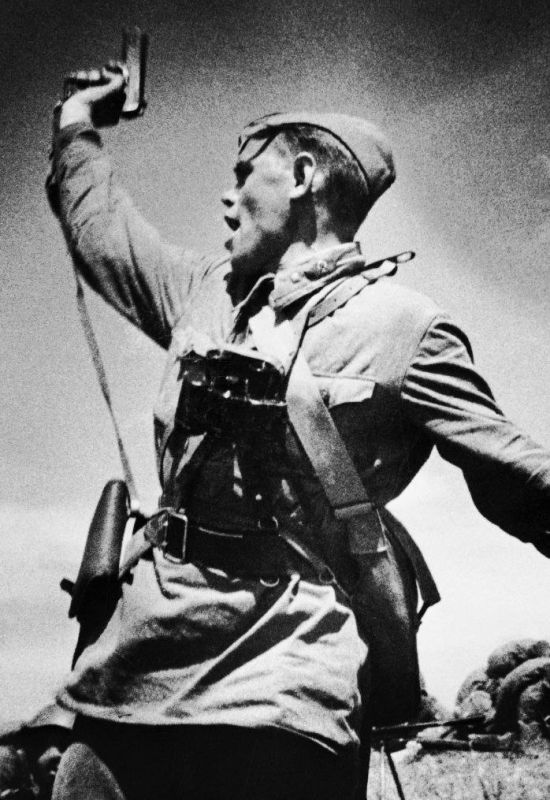 12 июля 1942 года в бою погиб младший политрук Алексей Гордеевич Еременко – герой знаменитой фотографии "Комбат"