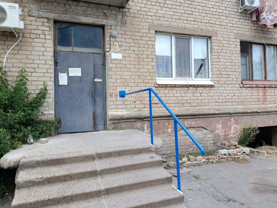 Аварийная бригада «КарелКоммунЭнерго» сделала крыльцо дома более безопасным