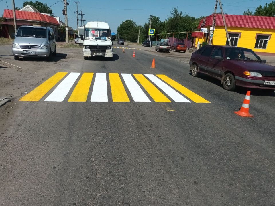 Новые "лежачие полицейские" и дорожные знаки установили в Каменке-Днепровской