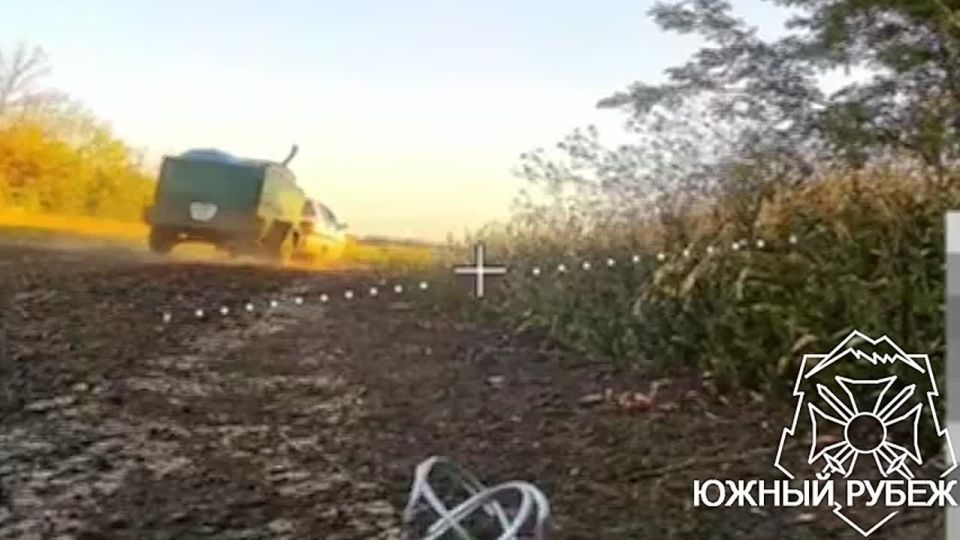 Кадры полного контроля автодороги в районе населенного пункта Веролюбовка операторами дронов группировки "Юг"