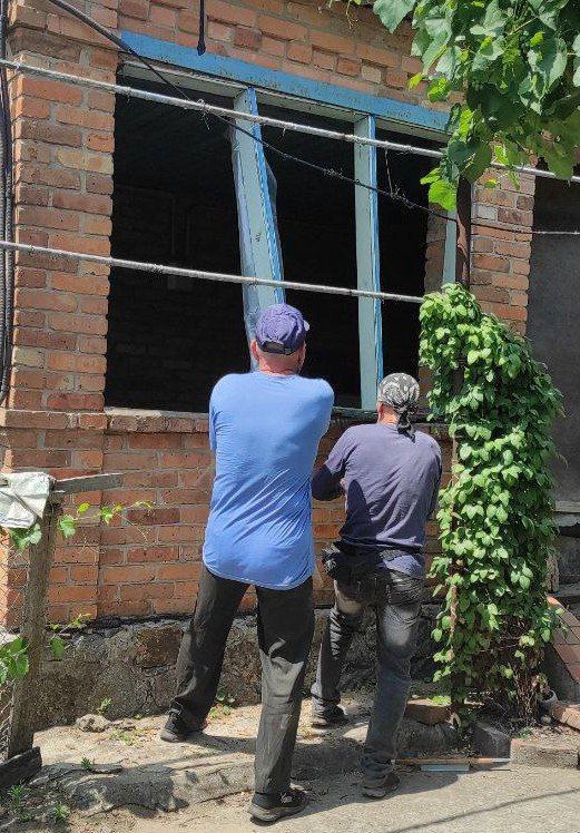 Оказана помощь пожилой женщине-инвалиду из Молочанска, у которой в результате атаки БПЛА взрывной волной выбило окна в доме