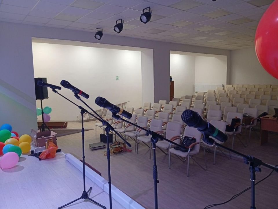 В актовом зале третьей школе Приморска продолжается установка оборудования