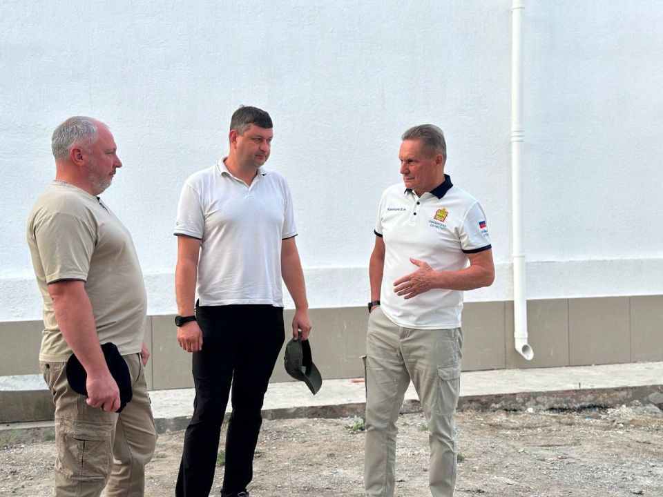 Ежедневное совещание на объекте в Токмаке провел с участием руководства муниципального округа и школы