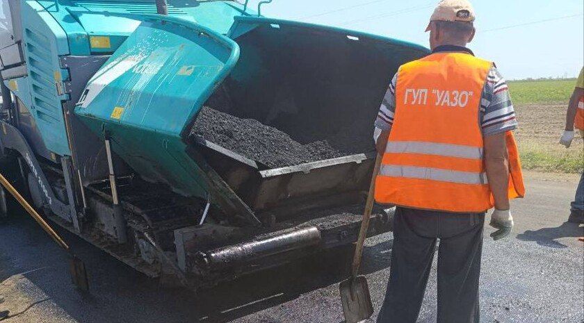 Специалисты приступили к финальному этапу ремонта дороги в Акимовском районе