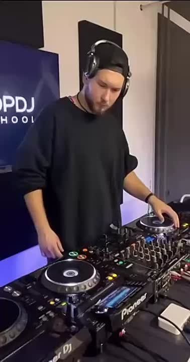 Добрый вечер!. Сегодня в 18:00 в кафе "Перекресток" пройдет небольшое мероприятие