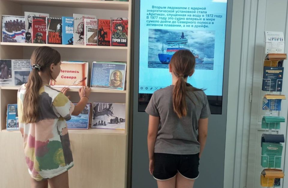 В рамках празднования 500- летия начала освоения Россией Северного морского пути в Токмакской центральной городской библиотеке представлена иллюстрированная книжная выставка «Летопись Севера»