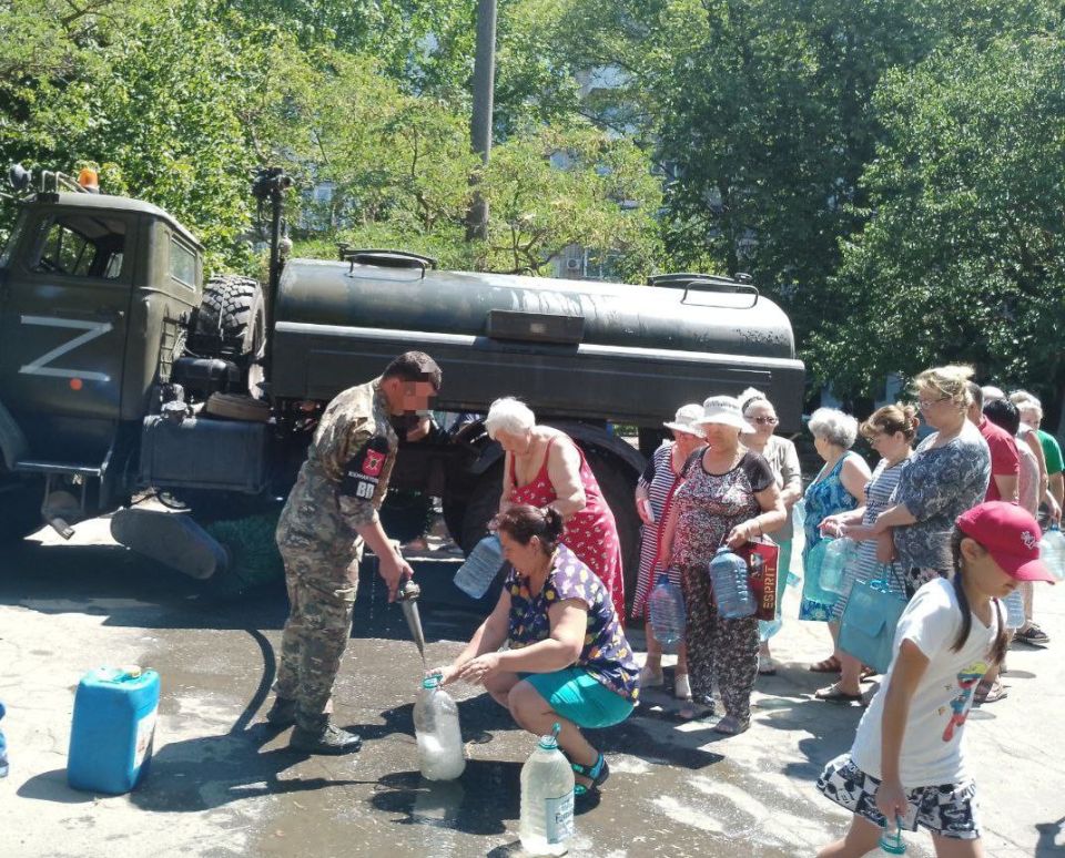 К подвозу воды населению активно подключились военные