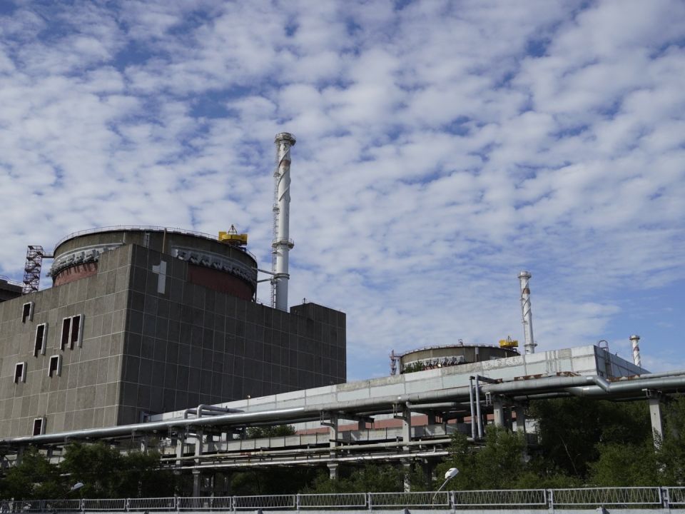 Над Запорожской АЭС поднялся столб дыма неизвестного происхождения